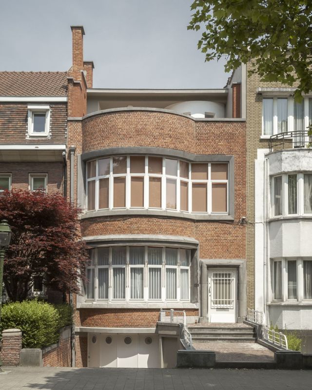 .
RIDDER
.
Restoring an interbellum gem in its beauty, with a new kitchen and rooftop garden room.
.
Pictures by Maïté de Bièvre.
.
#belgianarchitecture #belgischearchitectuur #architecturebelge #brusselsarchitecture #interbellum #interbellumarchitecture #modernism #kitchendesign #rooftopterrace #gardenroom #corian #glassfloor #curves #curvesaresexy